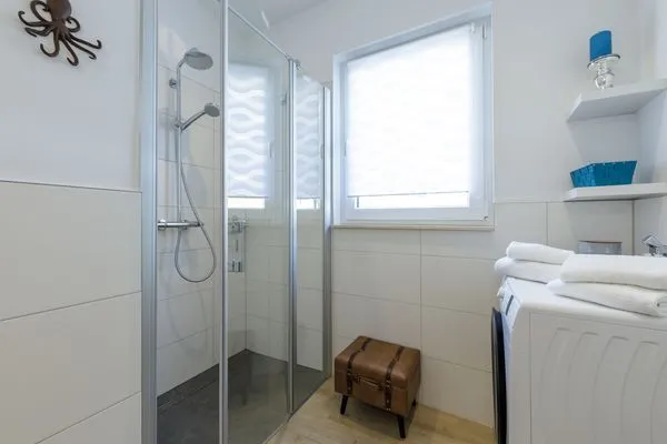 Ferienwohnung Nordlicht in Malchow Badezimmer mit Glasdusche  Nordlicht