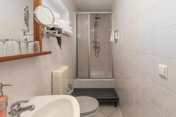 Ferienwohnung Marienkäfer Waren (Müritz) - Badezimmer mit Dusche  Marienkäfer