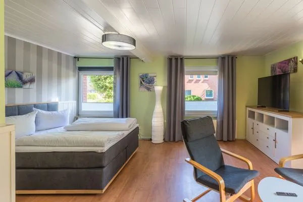 Ferienwohnung Marienkäfer Waren (Müritz) - Wohnzimmer mit integrierter TV Einheit  Marienkäfer