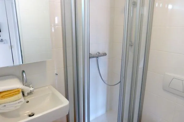 Badezimmer in der Ferienwohnung Alpenstrandläufer in Wittdün auf Amrum Haus *Südspitze 17* Ferienwohnung *Alpenstrandläufer*