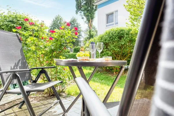 Terrasse mit Tisch und Bestuhlung Residenz am Strand Backfisch - Wohnung 5-66