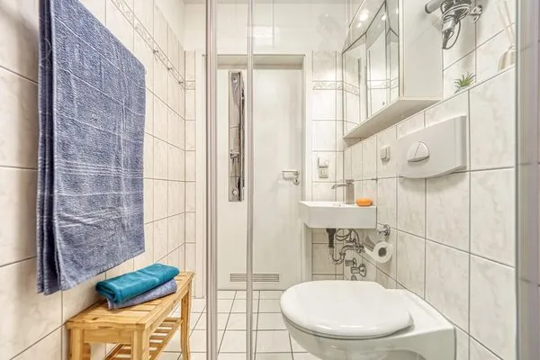 Badezimmer mit WC und Waschbecken Residenz am Strand Backfisch - Wohnung 5-66
