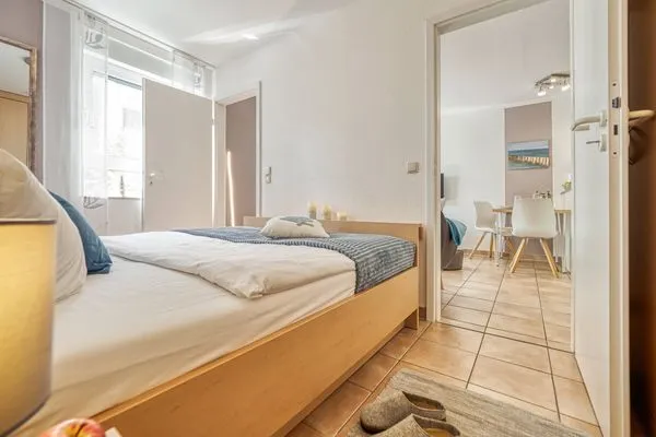 Schlafzimmer mit Blick zum Wohnzimmer Residenz am Strand Backfisch - Wohnung 5-66