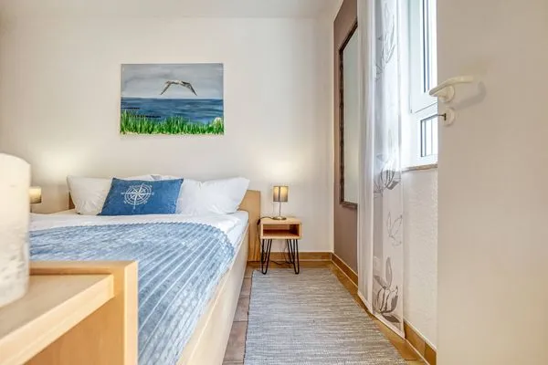 Schlafzimmer mit Doppelbett und Nachttisch Residenz am Strand Backfisch - Wohnung 5-66