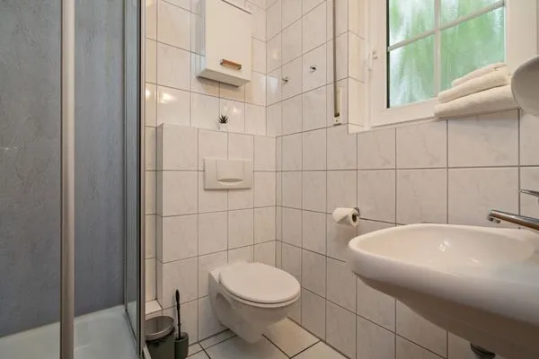 Ferienhaus Waldblick am Plauer See Bad mit Dusche  Waldblick