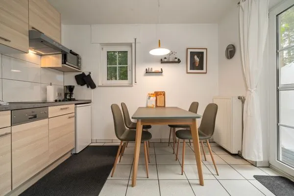 Ferienhaus Waldblick am Plauer See Kueche mit Esstisch  Waldblick