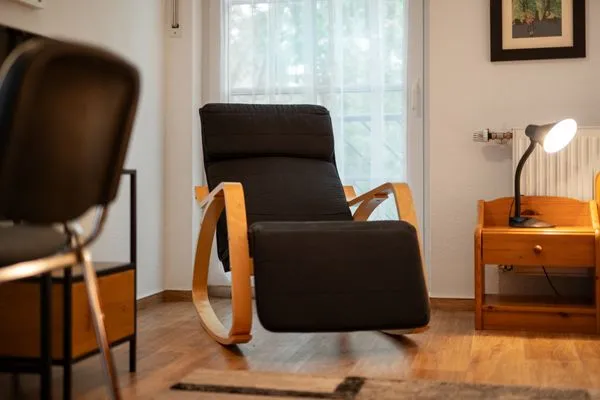 Ferienhaus Waldblick am Plauer See Wohnbereich mit gemütlichem Sessel  Waldblick