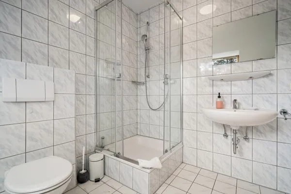 Ferienhaus Zander Fuenfseen badezimmer mit Dusche im Obergeschoss  Zander