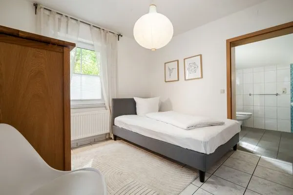 Ferienhaus Zander Fuenfseen Schlafzimmer im Erdgeschoss mit Boxspringbett  Zander