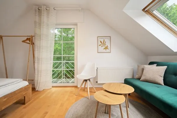 Ferienhaus Zander Fuenfseen Wohnzimmer Obergeschoss mit Ausblick ins Grüne  Zander