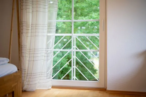 Ferienhaus Zander Fuenfseen Schlafzimmer mit Blick ins Grüne  Zander