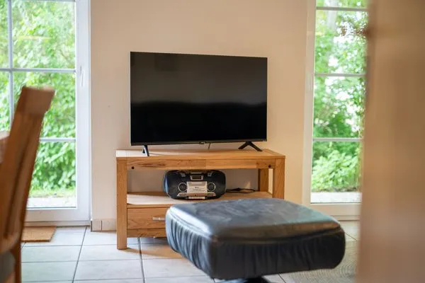Ferienhaus Zander Fuenfseen Wohnzimmer mit TV-Einheit  Zander
