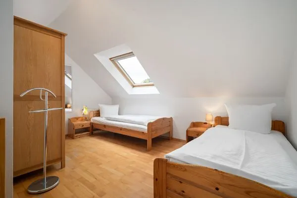 Ferienhaus Zander Fuenfseen Schlafzimmer mit 2 Betten im Obergeschoss  Zander