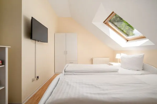 Ferienhaus Schwanensee Ferienpark Lenzer Höh Schlafzimmer Obergeschoss mit TV-Wandh Schl  Schwanensee