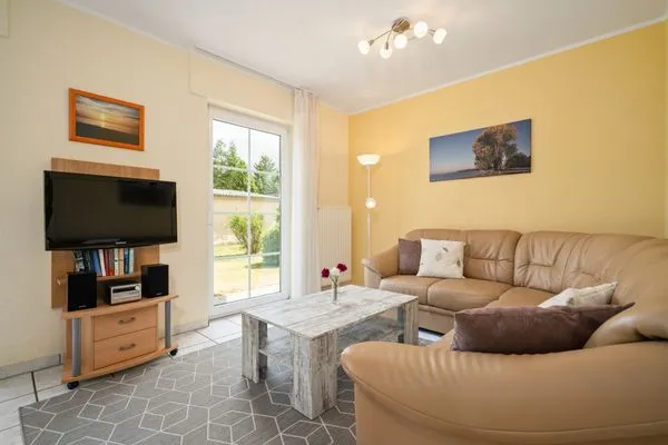 Ferienhaus Schwanensee Ferienpark Lenzer Höh Wohnbereich mit TV-Einheit  Schwanensee