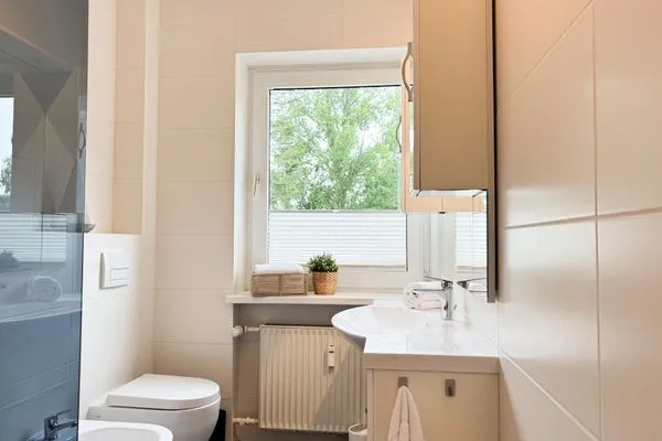 Badezimmer  Ferienwohnung 'Borbystrand' in Eckernförde – Strandnah und familienfreundlich