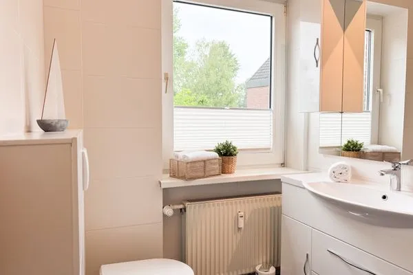 Badezimmer  Ferienwohnung 'Borbystrand' in Eckernförde – Strandnah und familienfreundlich