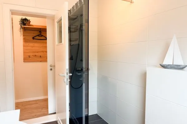 Badezimmer  Ferienwohnung 'Borbystrand' in Eckernförde – Strandnah und familienfreundlich