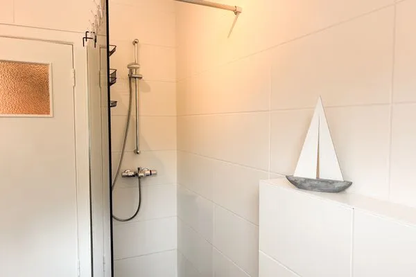 Badezimmer  Ferienwohnung 'Borbystrand' in Eckernförde – Strandnah und familienfreundlich