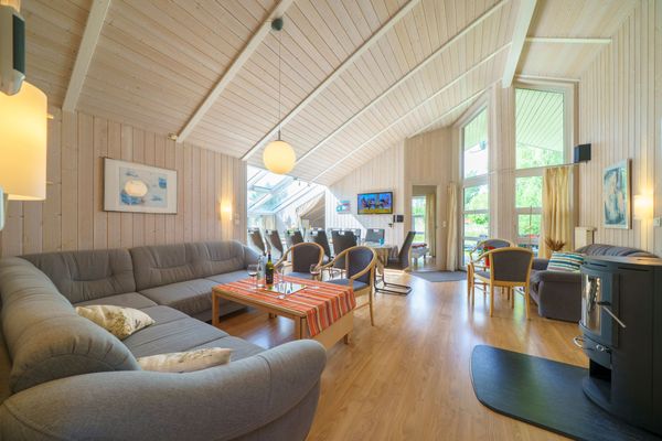  Ferienhaus Kum Weer  - Wohnzimmer mit Essbereich