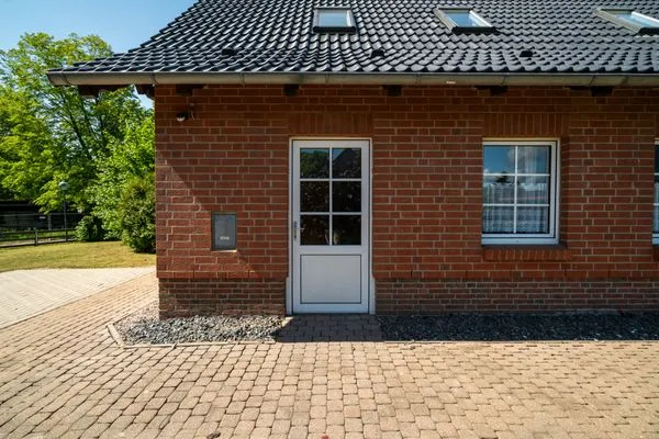 Ferienhaus Landhus Alt Schwerin Haupteingang gepflastert mit Parkfläche  Landhus