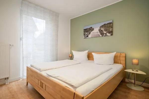 Ferienhaus Aurora Roebel Schlafzimmer im Erdgeschoss mit Boxspringbett  Aurora