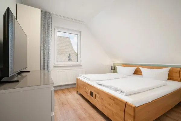 Ferienhaus Aurora Roebel Schlafzimmer 2 im Obergeschoss mit TV  Aurora