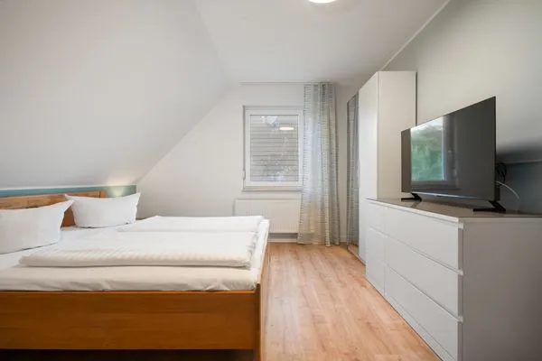 Ferienhaus Aurora Roebel Schlafzimmer 1 im Obergeschoss mit TV  Aurora