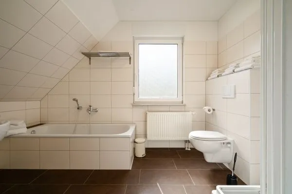 Ferienhaus Aurora Roebel Badezimmer Obergeschoss Badewanne  Aurora