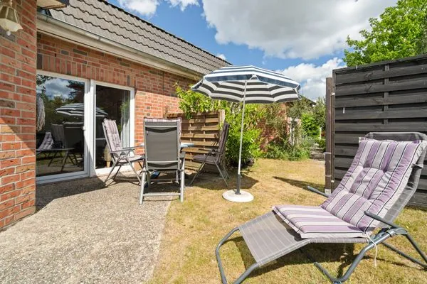 Blumenhaus Waren mit sonniger Terrasse  Blumenhaus