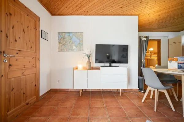 Blumenhaus Waren Essbereich mit TV Einheit  Blumenhaus