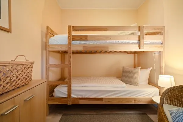 Blumenhaus Waren Schlafzimmer mit Doppelstock Bett  Blumenhaus