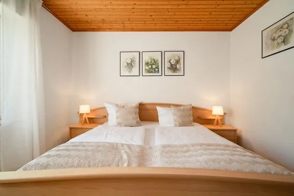 Blumenhaus Waren Schlafzimmer mit Boxspringbett  Blumenhaus