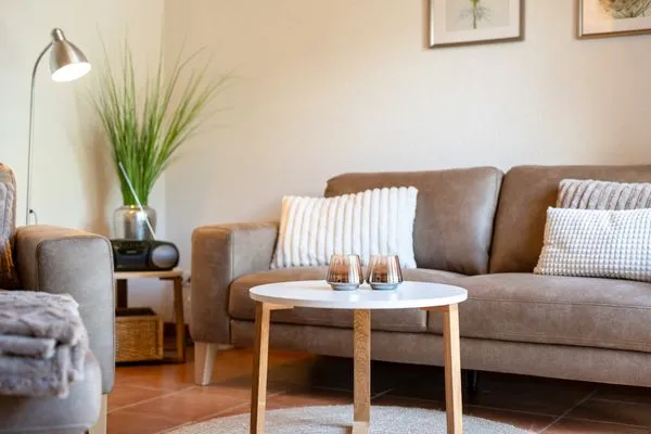 Blumenhaus Waren Wohnzimmer mit gemütlichem Sofa  Blumenhaus