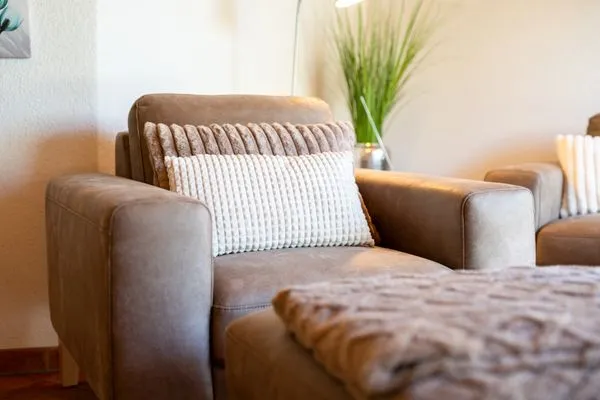 Blumenhaus Waren Wohnzimmer mit gemütlichem Sessel  Blumenhaus