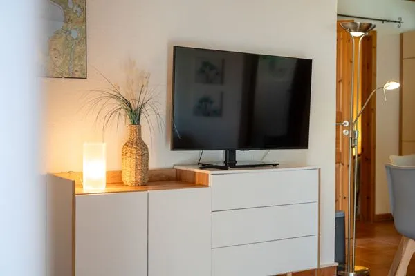 Blumenhaus Waren Wohnzimmer mit TV Einheit  Blumenhaus