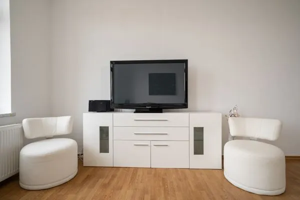 Ferienwohnung SeaView Malchow - Wohnzimmer mit TV-Wand  SeaView