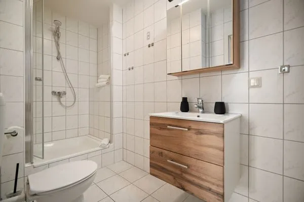Ferienwohnung SeaView Malchow - Badezimmer mit Dusche  SeaView
