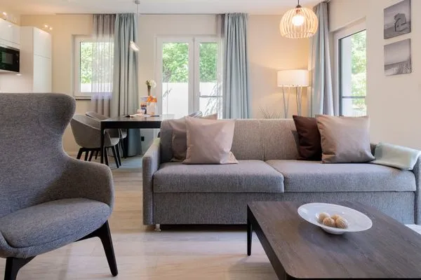 Ferienwohnung Seeluft Wustrow Wohnzimmer mit gemütlichem Sofa  Seeluft