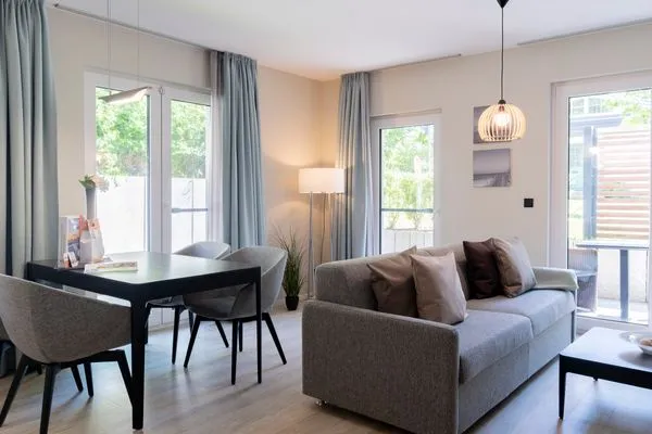 Ferienwohnung Seeluft Wustrow Wohnzimmer mit Esstisch  Seeluft