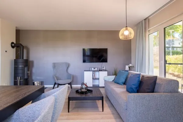 Ferienwohnung Seestern Wustrow offenes Wohnzimmer mit TV Wand  Seestern