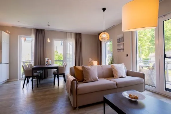 Ferienwohnung Seesinn Wustrow offener Wohnbereich mit gemütlichem Sofa  Seesinn