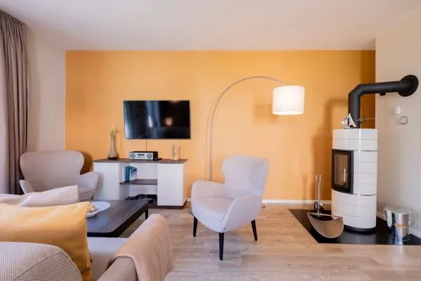 Ferienwohnung Seesinn Wustrow offener Wohnbereich mit Kamin  Seesinn