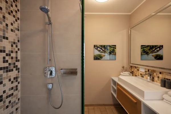 Panorama Suite Waren Schlafzimmer mit modernem Badezimmer  Panorama Suite