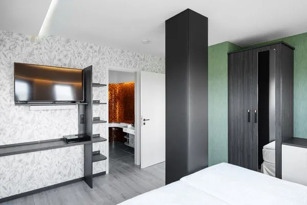 Panoramasuite The Turm Wustrow Schlafzimmer mit TV Einheit  Panoramasuite The Turm