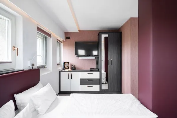 Panoramasuite The Turm Schlafzimmer mit TV-Wand  Panoramasuite The Turm