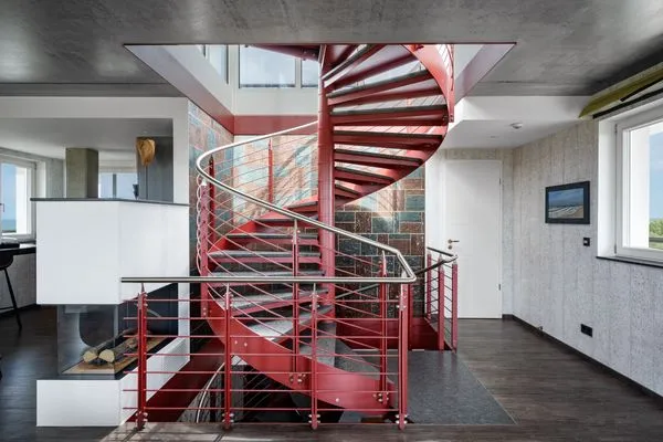 Panoramasuite The Turm Wustrow Eingangsbereich mit eindrucksvoller Wendeltreppe  Panoramasuite The Turm