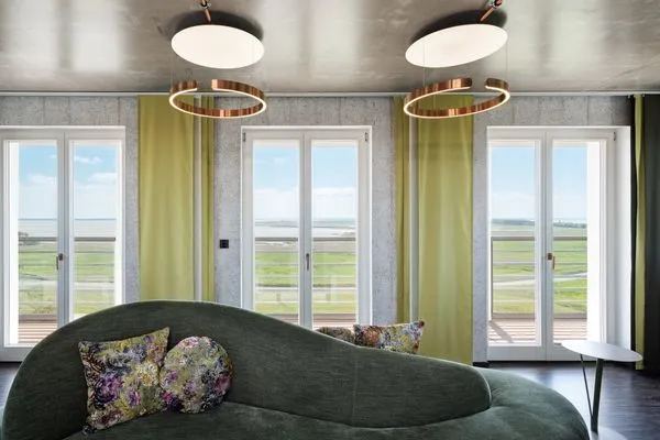 Panoramasuite The Turm Wustrow mit stylischem Sofa  Panoramasuite The Turm