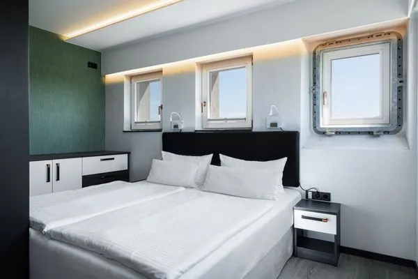 Panoramasuite The Turm Schlafzimmer mit original erhaltenen Turm Fenstern  Panoramasuite The Turm