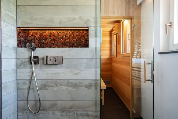 Panoramasuite The Turm Wustrow Badezimmer mit ebenerdiger Dusche und angrenzender Sauna  Panoramasuite The Turm